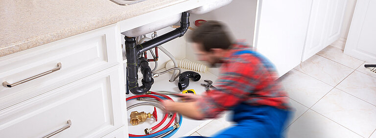 Bild eines Klempners bei Reparaturarbeiten