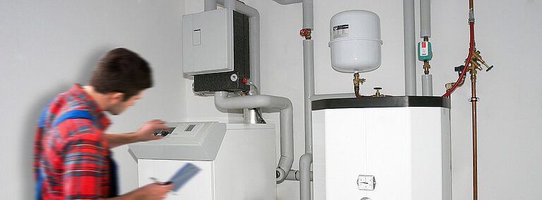 Bild eines Monteurs in eine Heizraum